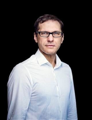 Man sieht Yaroslav Ivanenko, Ballettdirektor am Theater Kiel.