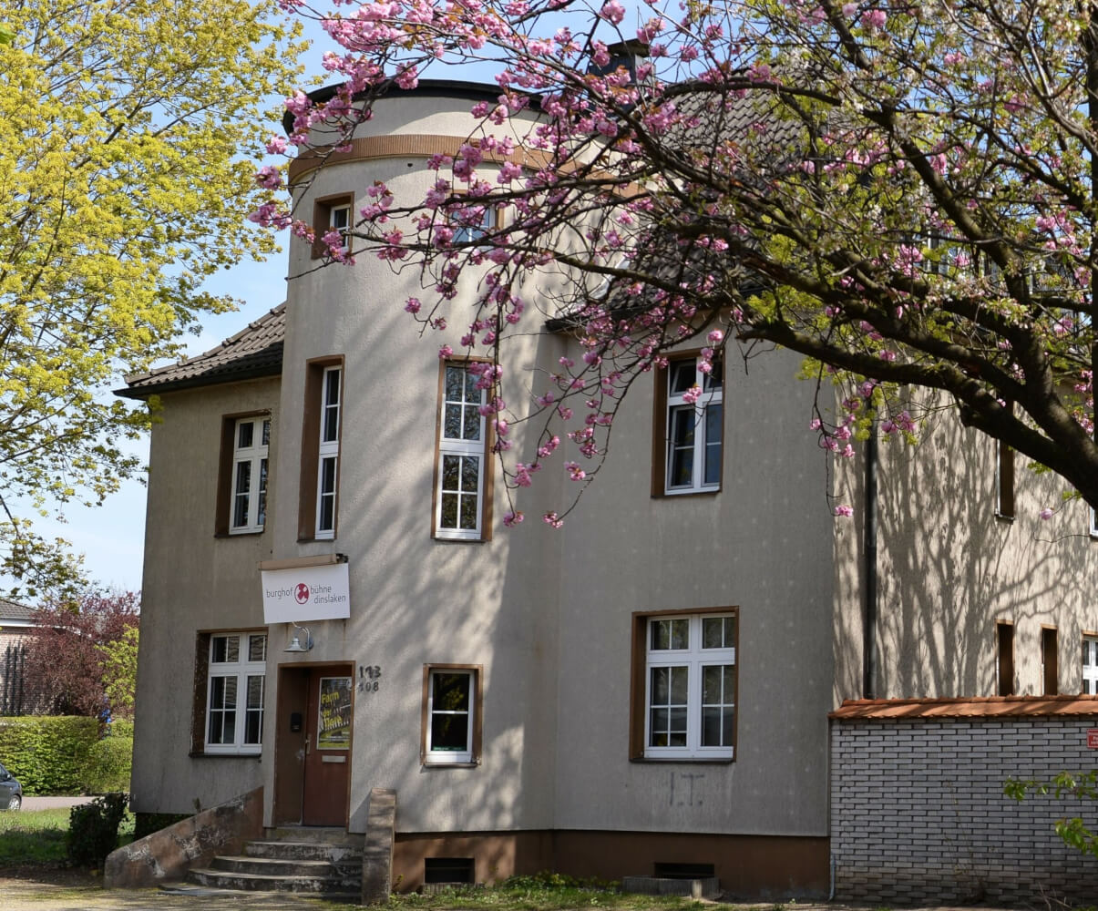 Burghofbühne Dinslaken_c_Burghofbühne_Nadja Blank Zu sehen ist eine Außenansicht der Burghofbühne Dinslaken.