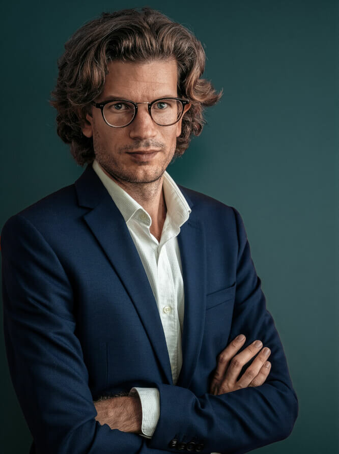 Zu sehen ist Emil Roijer, Geschäftaführender Operndirektor des Mecklenburgischen Staatstheaters