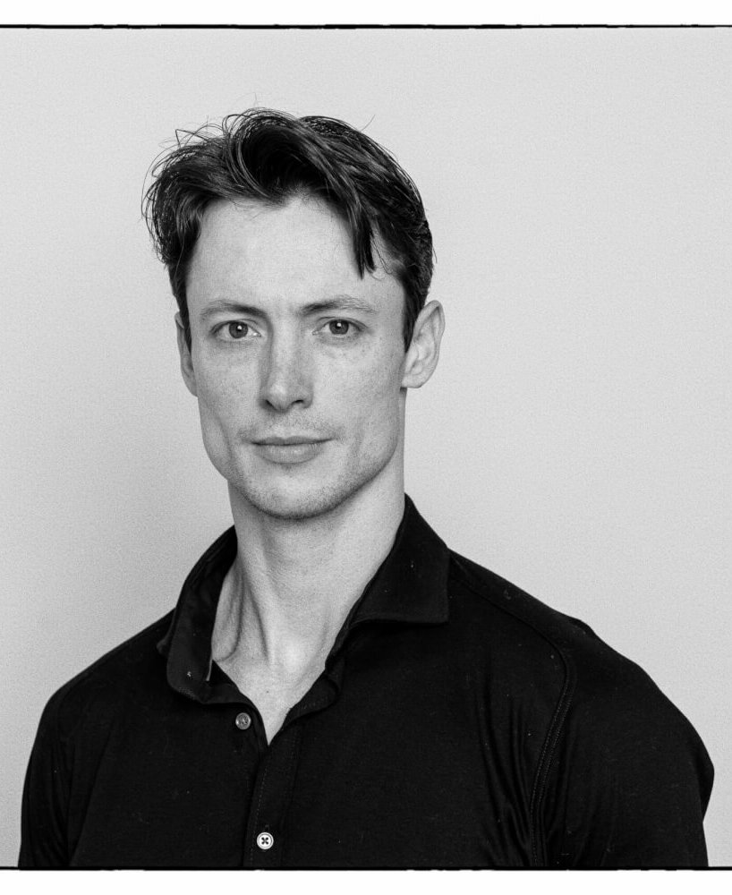 Zu sehen ist Stefan Kulhawec, Co-Ballettdirektor am Staatstheater Cottbus.