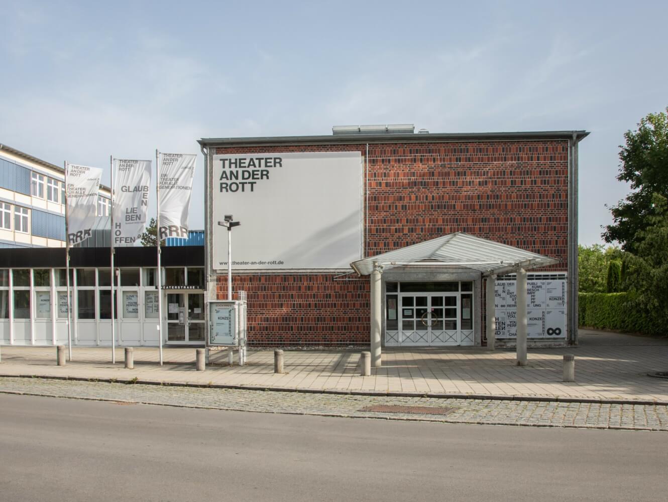 Theater an der Rott_Gebäude_copyright-Sebastian C. Hoffmann Zu sehen ist eine Außenansicht des Theaters an der Rott