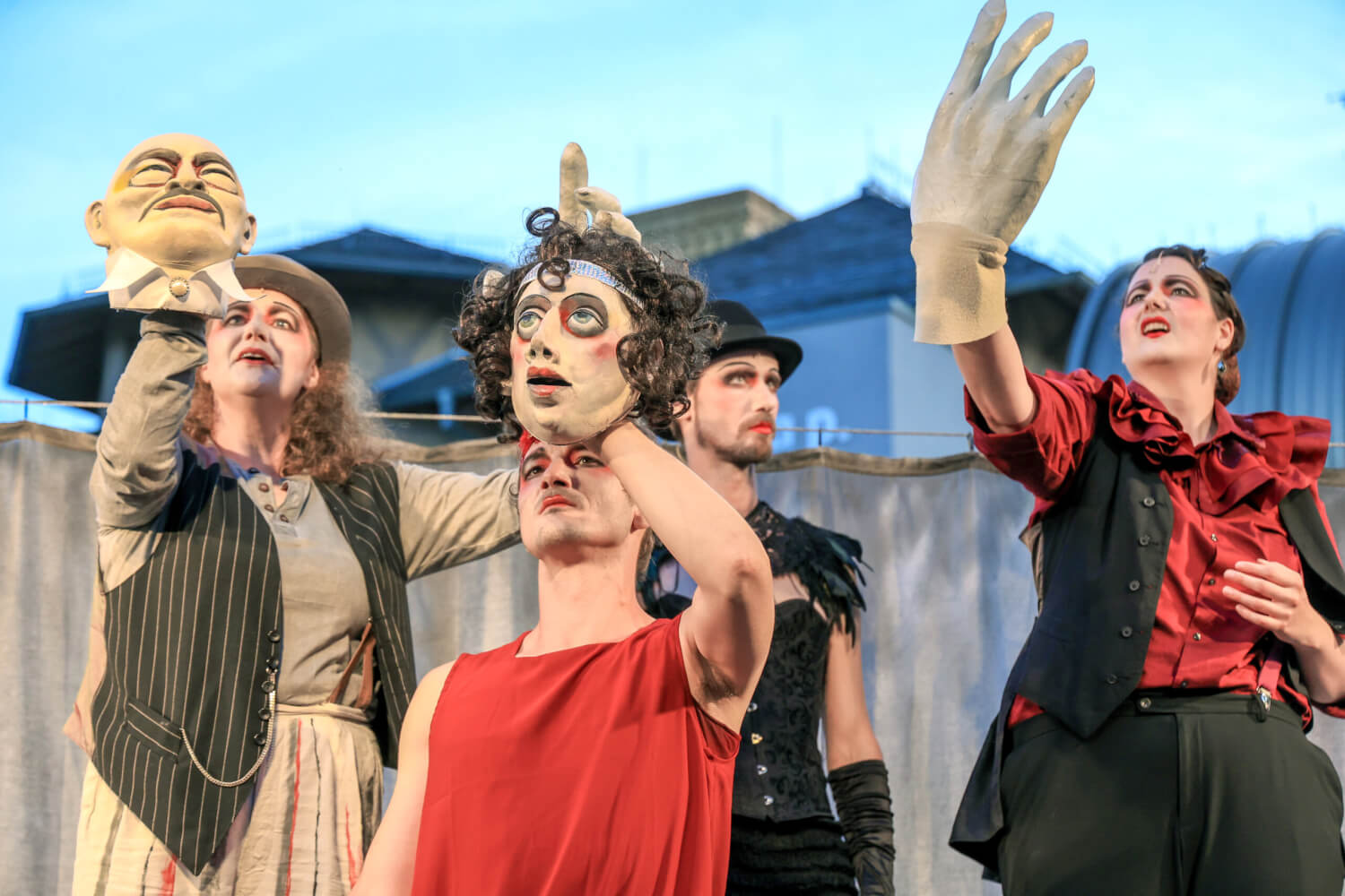 Ensemblebild aus der „Dreigroschenoper” am Puppentheater Magdeburg.
