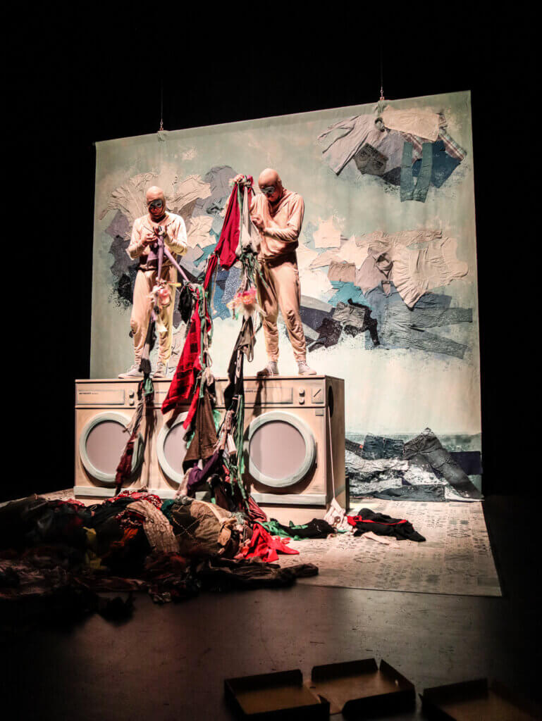 Zu sehen ist ein Szenenfoto von „Kleider, Kleider, Kleider“ des Jungen Schauspiel am Landestheater Eisenach.