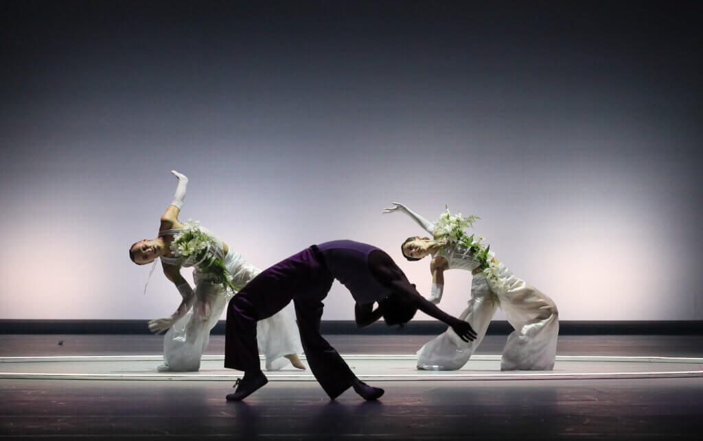 Zu sehen sind Ethan Ribeiro, Matthew Jared Perko und Micaela Romano Serrano in „An American in Paris“ von Jeroen Verbruggen am Gärtnerplatztheater München