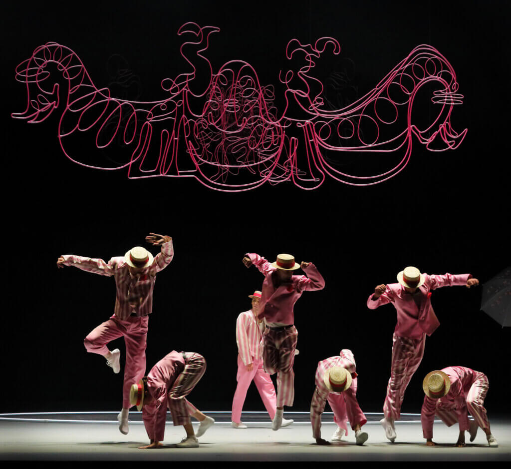 Zu sehen sind Matthew Jared Perko und das Ballett des Staatstheaters am Gärtnerplatz in „An American in Paris“ von Jeroen Verbruggen am Gärtnerplatztheater München
