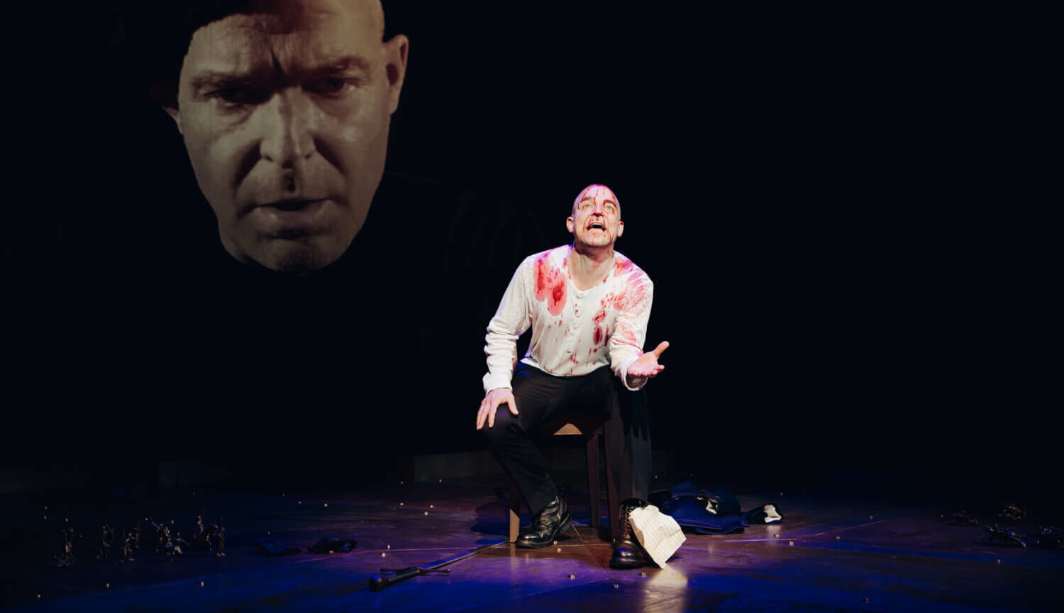 Ein Schauspieler in weißem Hemd mit Blut drauf