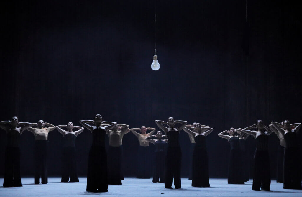 Zu sehen ist das Ballett des Staatstheaters am Gärtnerplatz in „Le Sacre du Printemps“ im Gärtnerplatztheater München