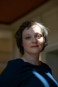 Zu sehen ist ein Porträtfoto von Annett Sawallisch, Schauspielerin am Schauspiel Leipzig.