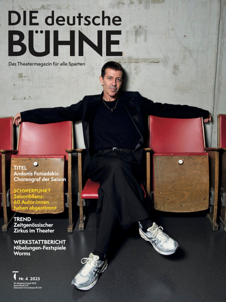 Coveransicht der vierten Heftausgabe der DEUTSCHEN BÜHNE 2025 mit Choreograf Andonis Foniadakis