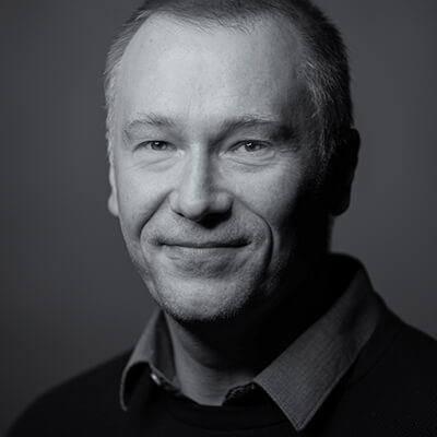 Zu sehen ist ein schwarz-weiß Porträt von Manuel Kressin, Schauspieldirektor am Theater Altenburg Gera