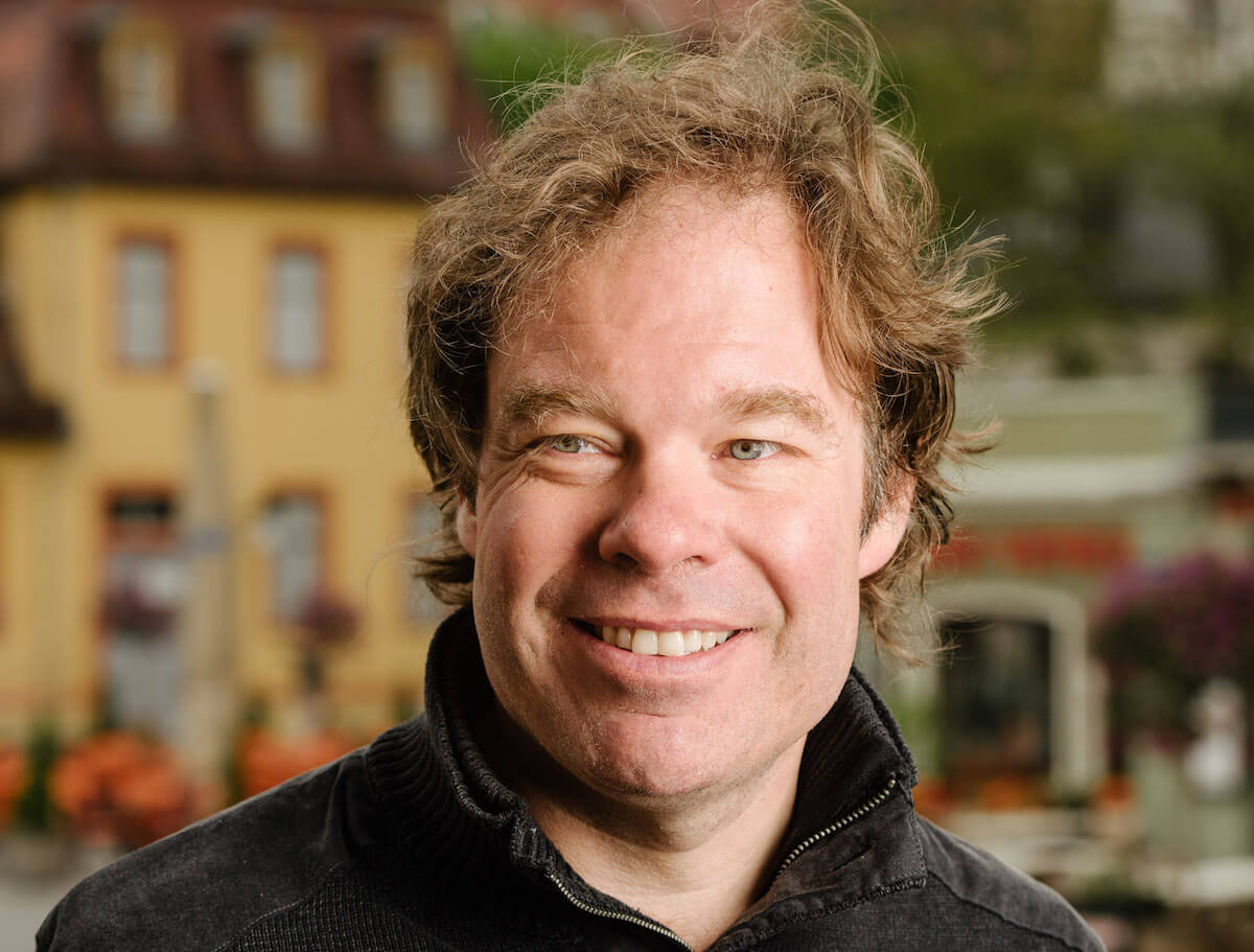 Zu sehen ist Rolf C. Hemke, Künstlerischer Leiter am Theater Vorpommern