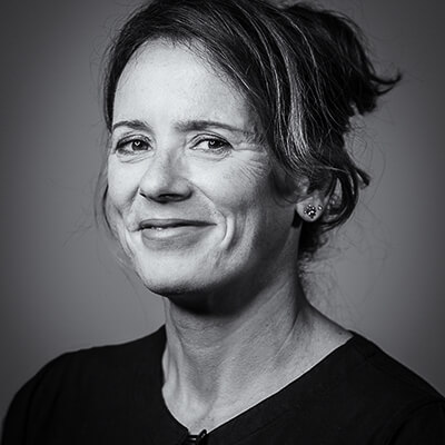 Zu sehen ist ein schwarz-weiß Porträt von Susanne Koschig, Leiterin Puppentheater am Theater Altenburg Gera