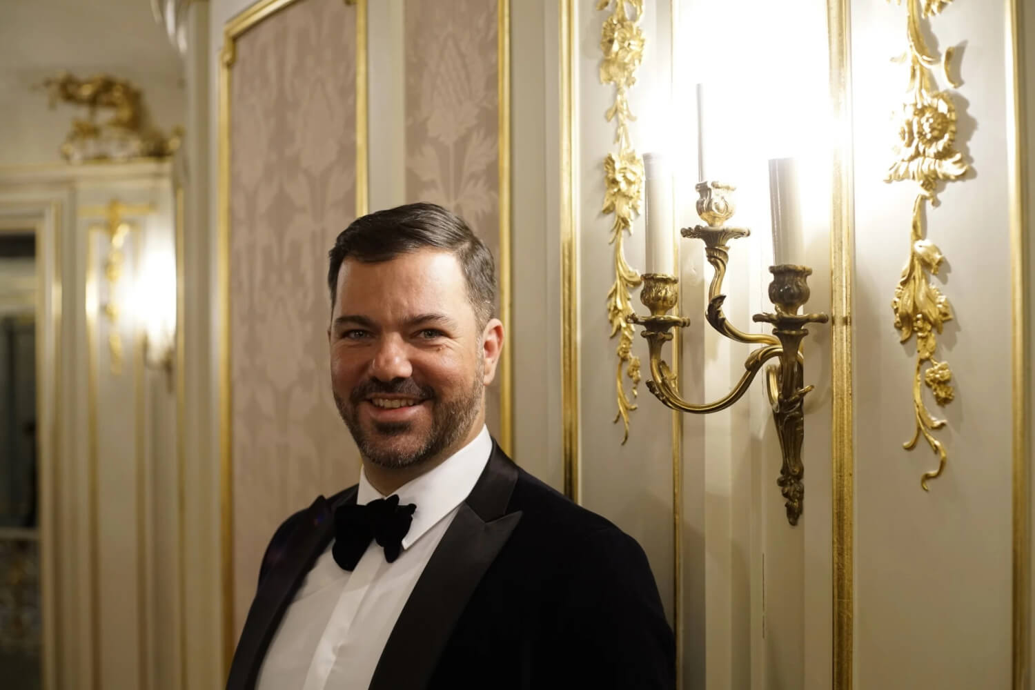 Zu sehen ist Tobias Oliver Hasan, Operndirektor Staatsoper unter den Linden