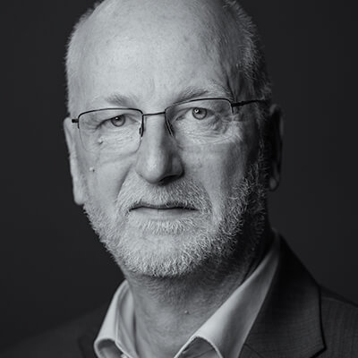 Zu sehen ist ein schwarz-weiß Porträt von Volker Arnold, kaufmännischer Geschäftsführer Theater Altenburg Gera