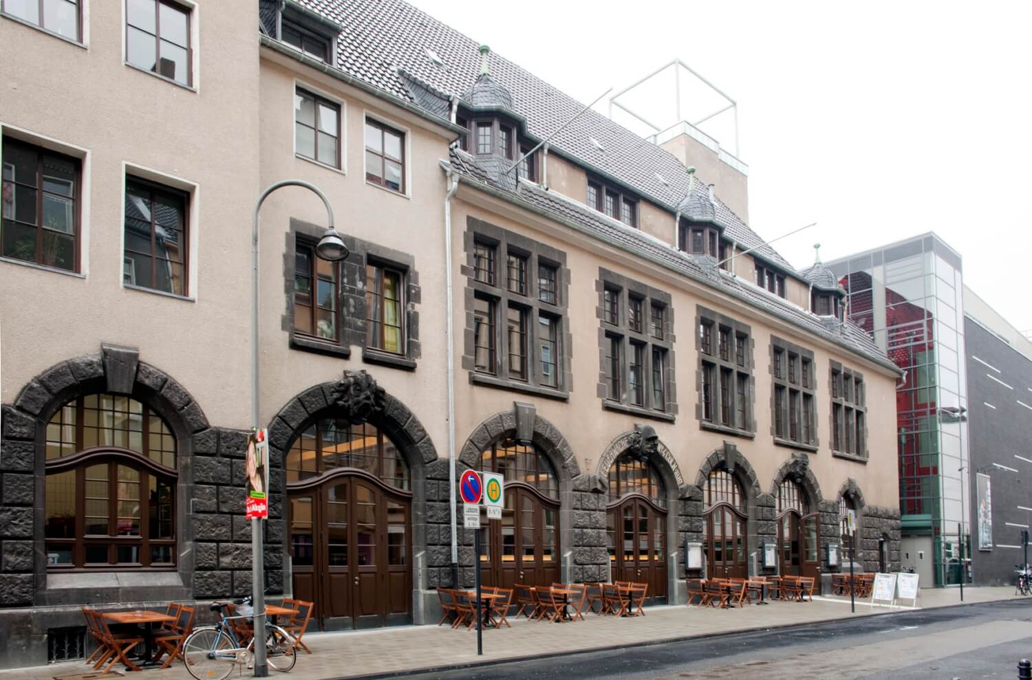 Zu sehen ist das Gebäude des COMEDIA Theater Köln