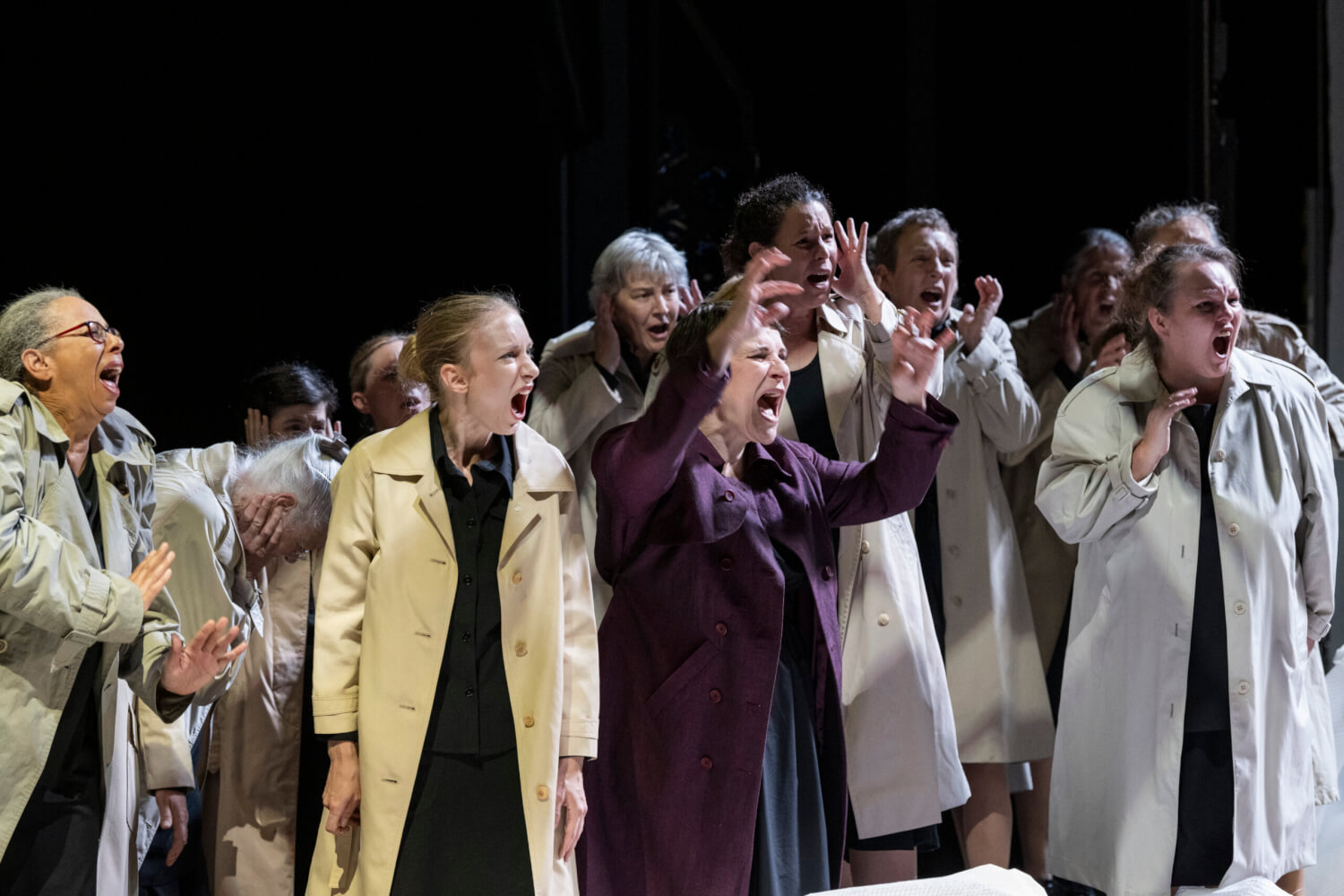 Der „Community Sprechchor“ des Theaters Aachen mit Chorführerin Bettina Scheuritzel in der „Orestie“.
