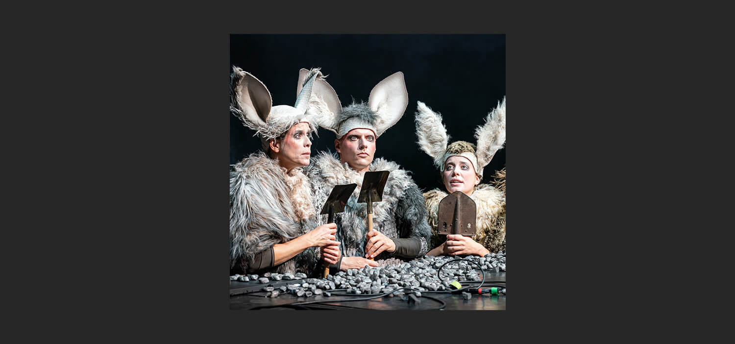 Podcast Schwerpunkt Theater Folge 11 Cover. Die mit dem Mülheimer KinderStückePreis 2025 ausgezeichnete Urauﬀührung von „T-Rex, bist du traurig? (Steht dein T für Tränen?)“ am Theater der Jungen Welt in Leipzig.