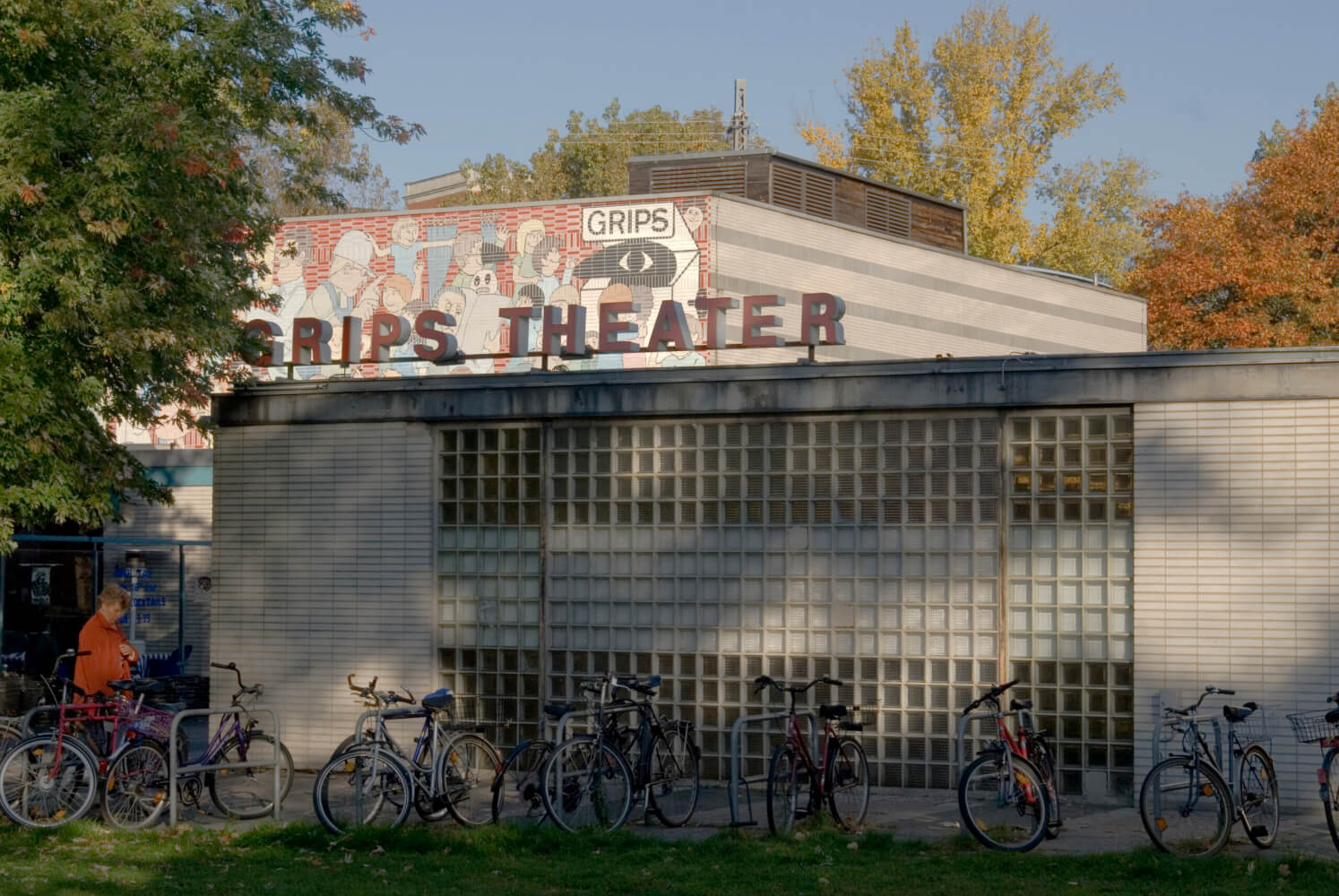 Zu sehen ist eine Außenansicht des GRIPS Theater in Berlin