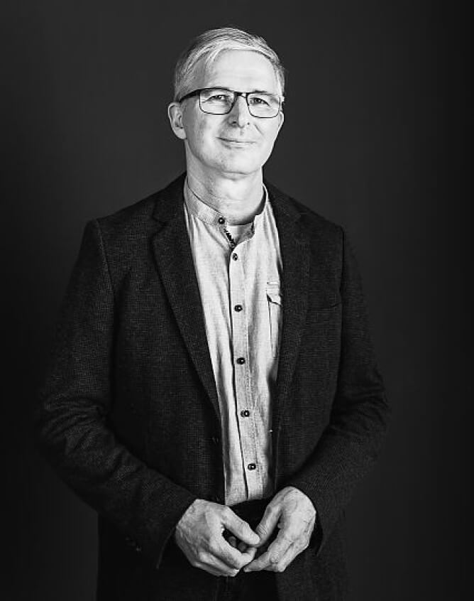 Zu sehen ist ein schwarz-weiß Porträt von Horst Kupich, Operndirektor am Theater Plauen-Zwickau