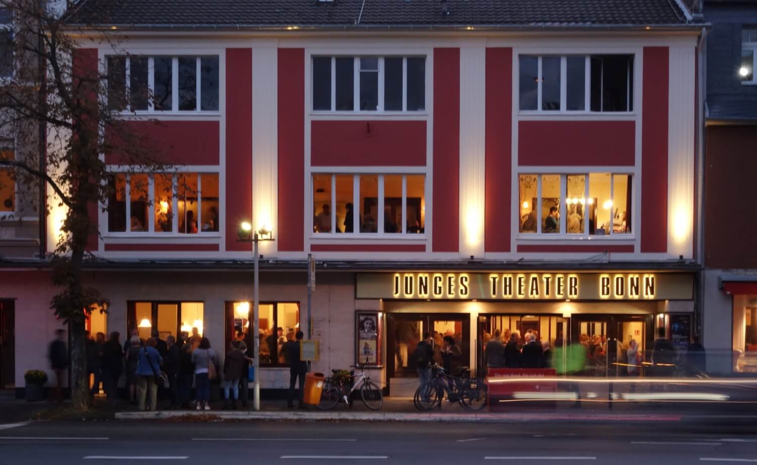 Zu sehen ist eine Außenansicht des Jungen Theater Bonn bei Dämmerung.