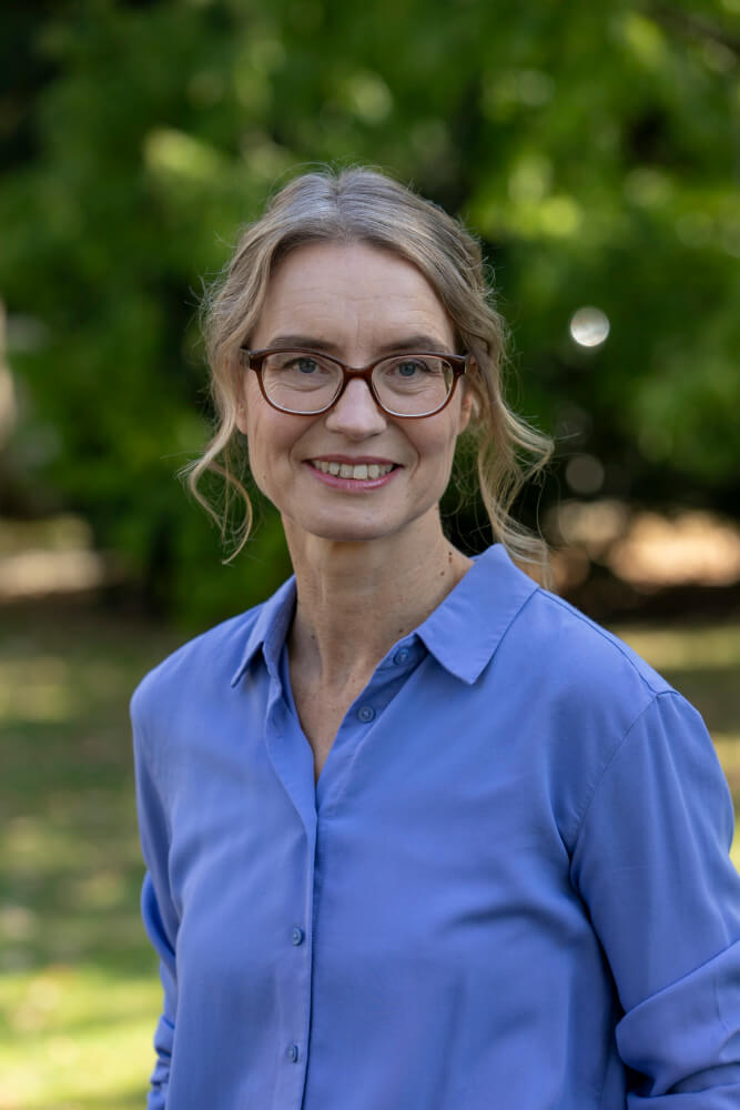 Zu sehen ist Jutta Brinkschulte, kaufmännische Geschäftsführerin des GRIPS Theater in Berlin