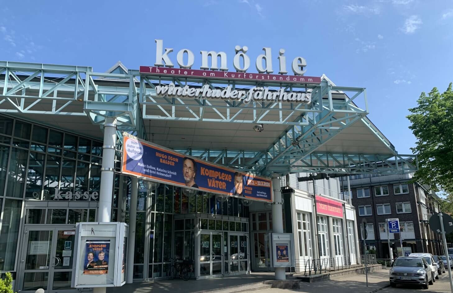 Zu sehen ist eine Außenansicht der Komödie Winterhuder Fährhaus in Hamburg