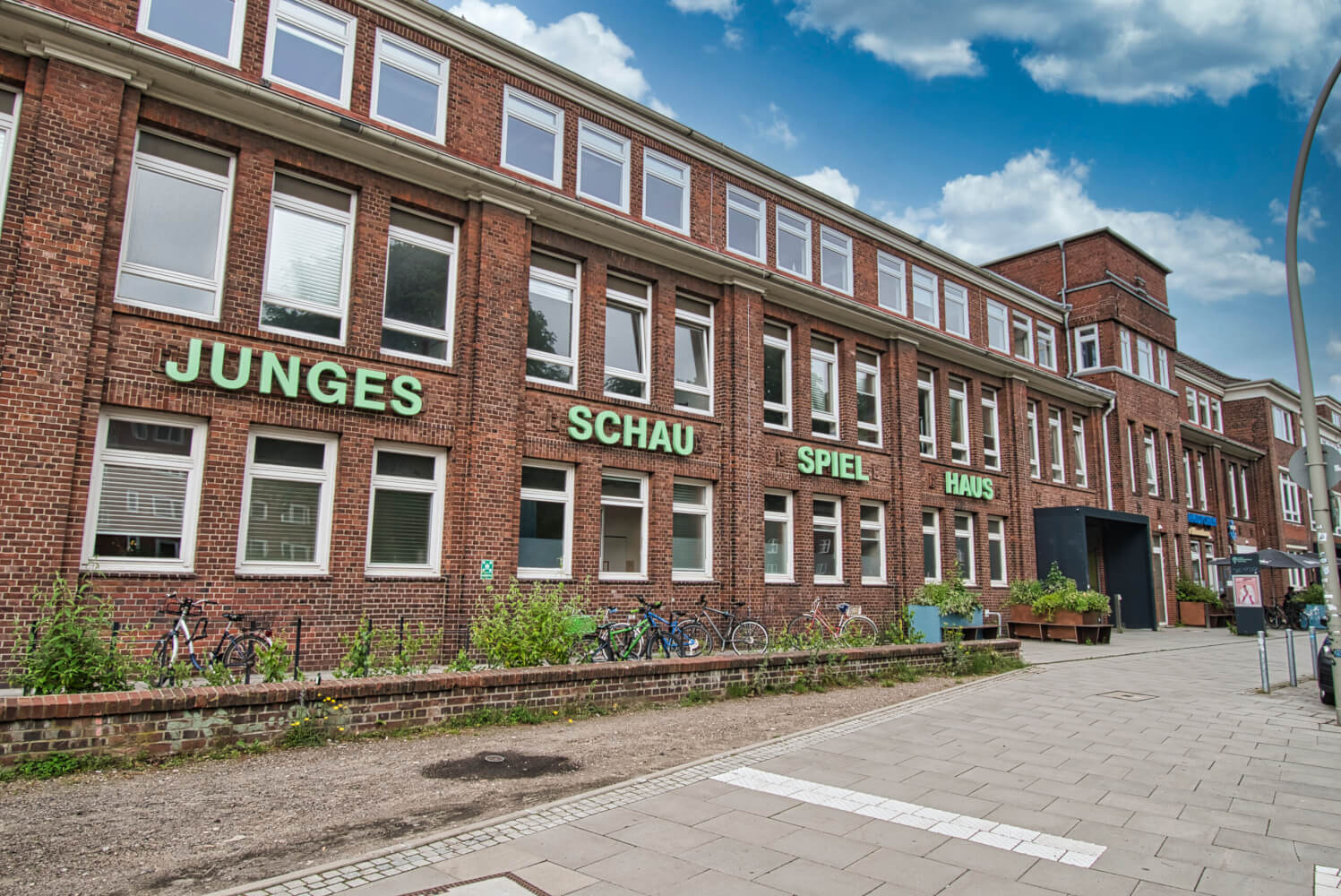 ein Backsteingebäude mit der Aufschrift „Junges Schauspielhaus Hamburg“