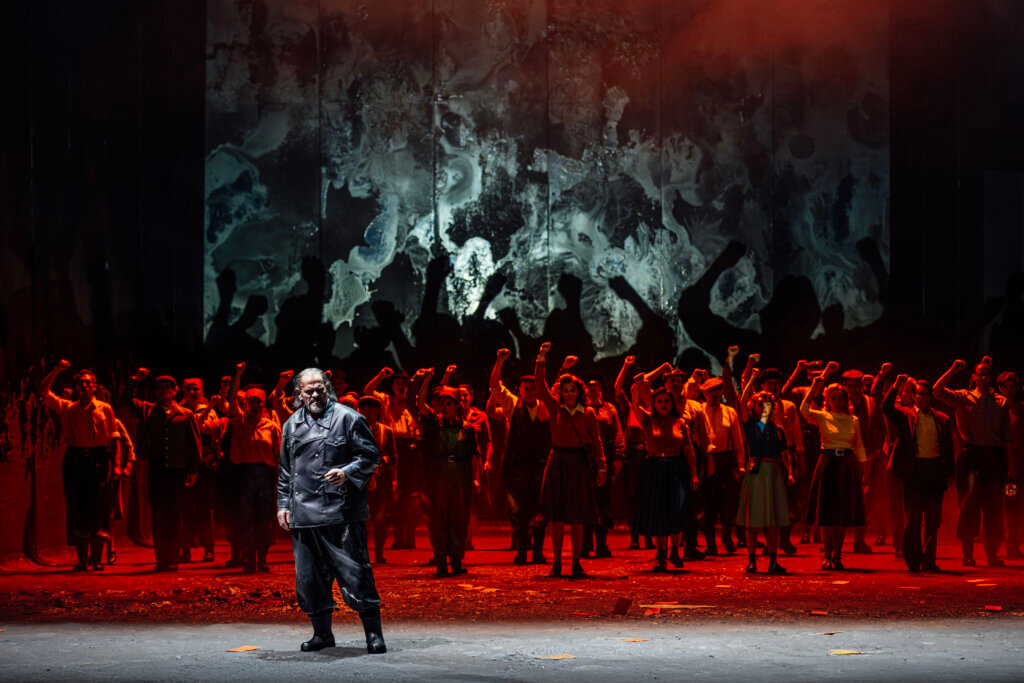 Jaco Venter (Hermann Fischer) und der Opernchor. Foto: Nasser Hashemi