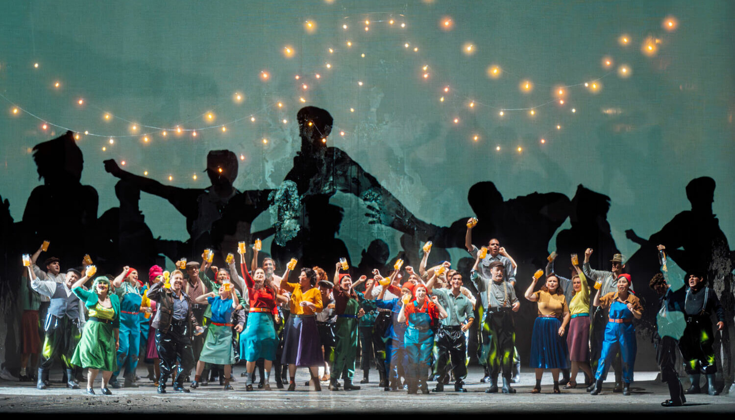 Man sieht den Opernchor am Theater Chemnitz.