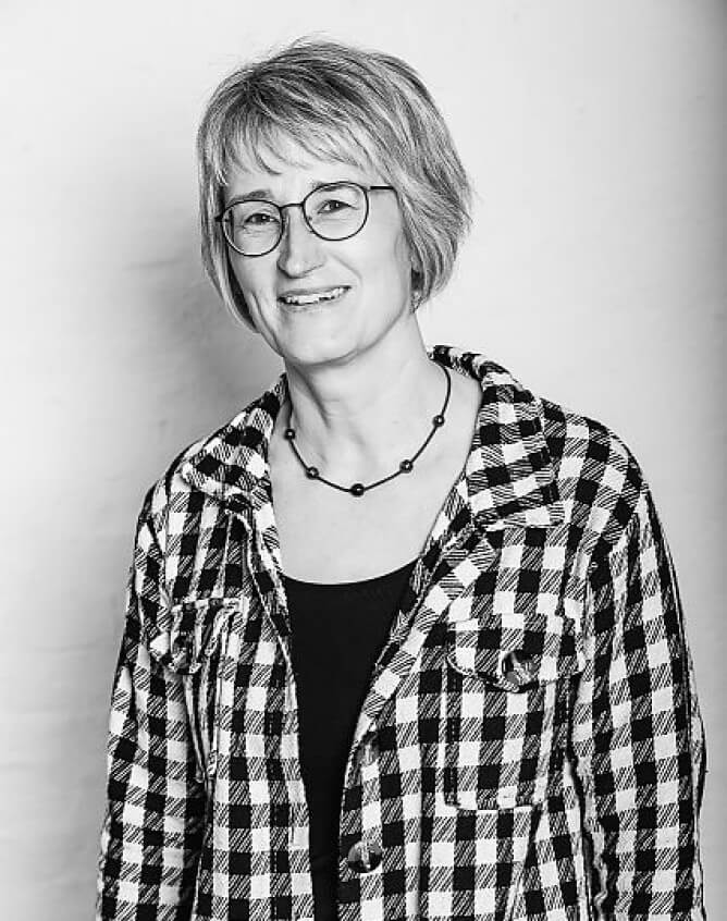 Zu sehen ist ein schwarz-weiß Porträt von Sandra Kaiser, Geschäftsführerin des Theater Plauen-Zwickau