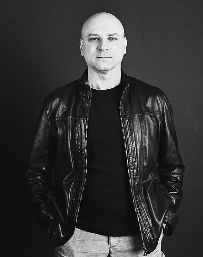 Zu sehen ist ein schwarz-weiß Porträt von Sergei Vavaev, Ballettdirektor am Theater Plauen-Zwickau