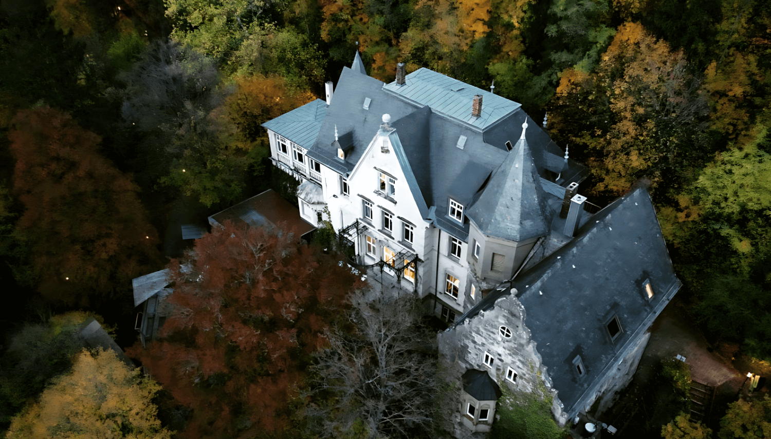 Zu sehen ist das Theater Schloss Maßbach aus der Vogelperspektive