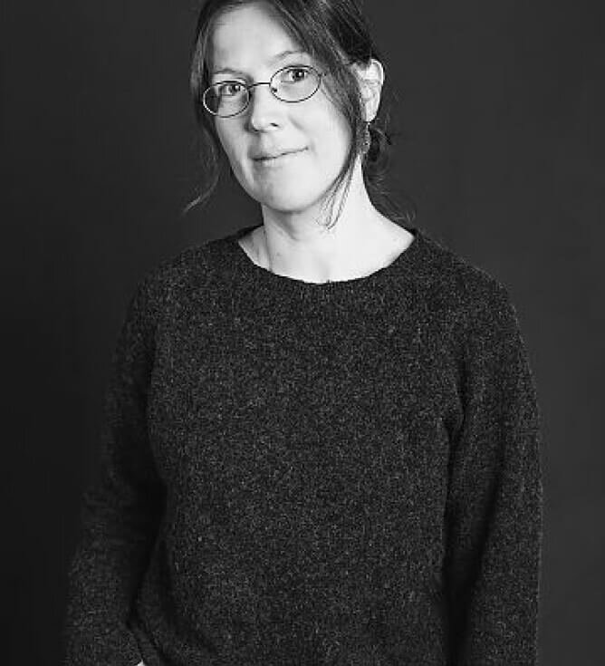 Zu sehen ist ein schwarz-weiß Porträt von Ulrike Sorge, Künstlerische Leiterin JUPZ am Theater Plauen-Zwickau