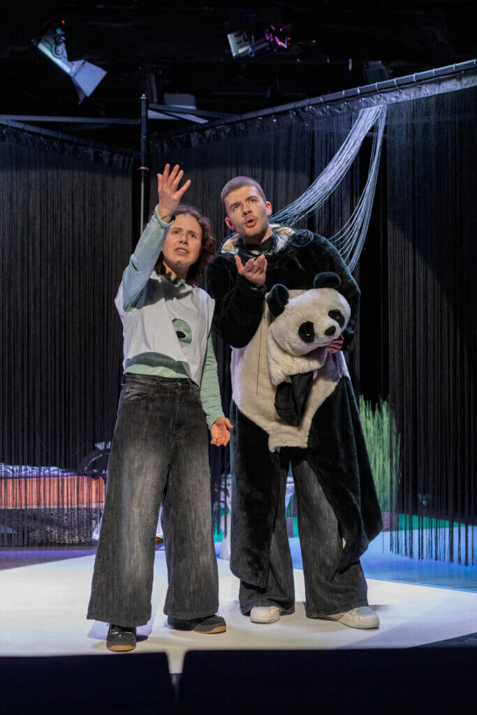 Trigal Sandberger Cañas und Marius Petrenz in „Ich sehe was / was Du nicht siehst“ am Theater Aalen