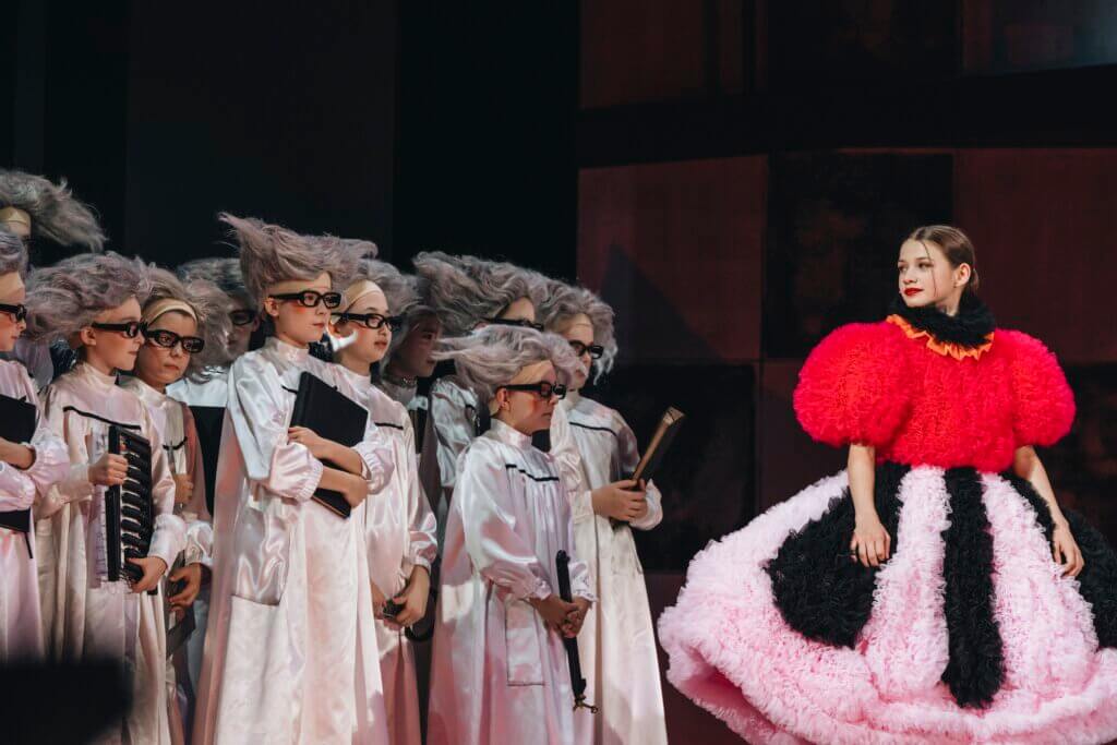 Der Kinderchor mit Milla Luisa Dell'Anna als Prinzessin Scharada 