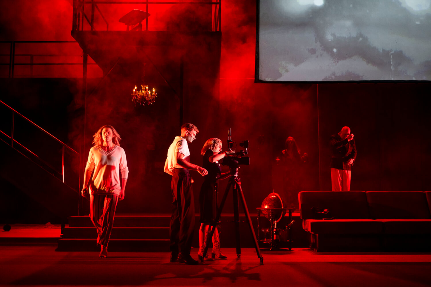 Aufführungsfoto von „Die Nibelungen – Rang und Drang“ von Marcel Luxinger und Ivana Sokola. Die Bühne ist in rotes Licht und Nebel getaucht.
