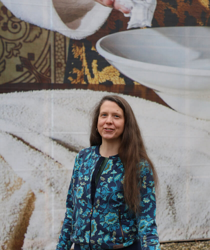 Zu sehen ist Petra Szemacha, Künstlerische Leiterin Puppentheater am tjg. theater junge generation in Dresden