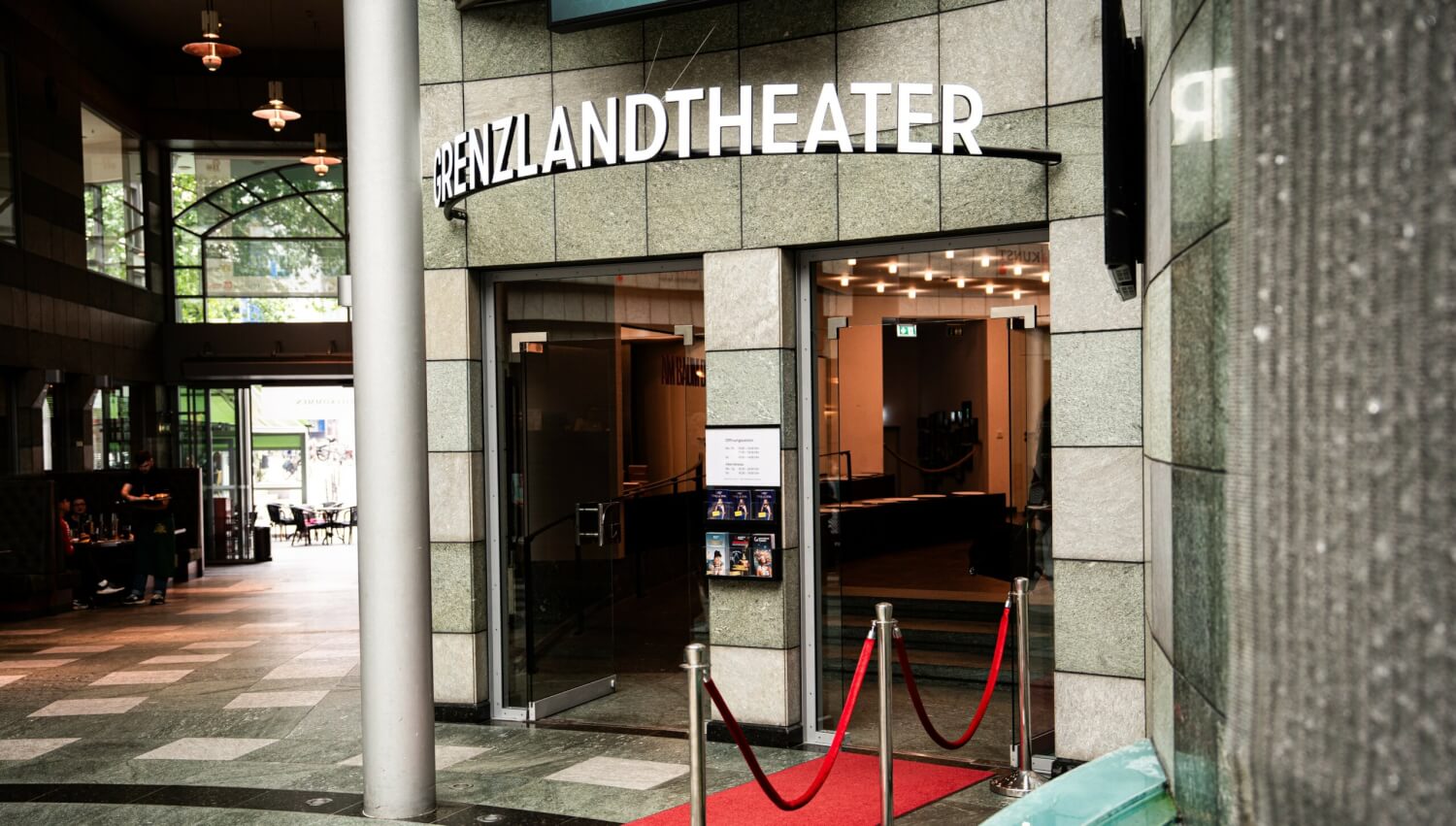 Grenzlandtheater Aachen_c_Christian van't Hoen - birdsonaplane.de - zugeschnitten Zu sehen ist der Eingangsbereich des Grenzlandtheater Aachen.