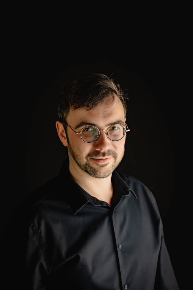 Zu sehen ist ein Porträt von Ingmar Otto, Intendant des Grenzlandtheater Aachen.