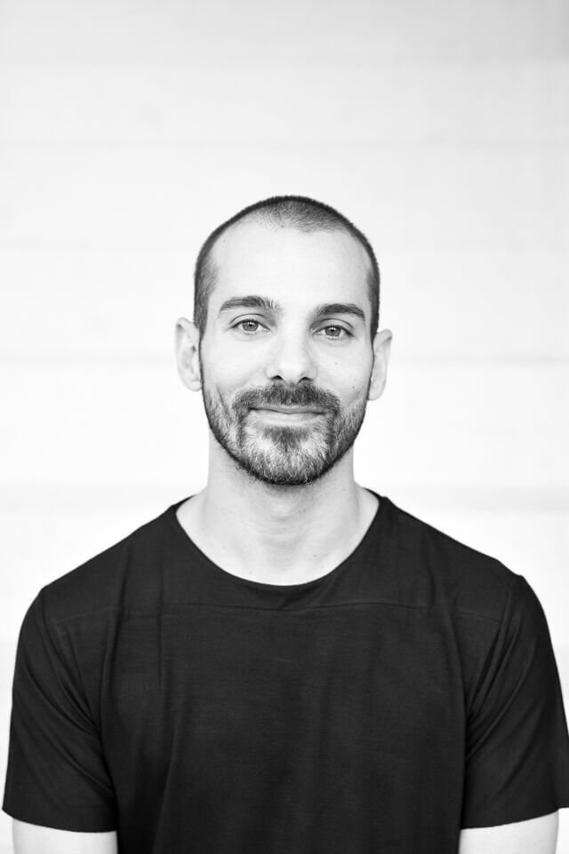 Zu sehen ist ein schwarz-weiß Porträt von Iván Pérez, künstlerischer Leiter Dance Theatre Heidelberg am Theater Heidelberg