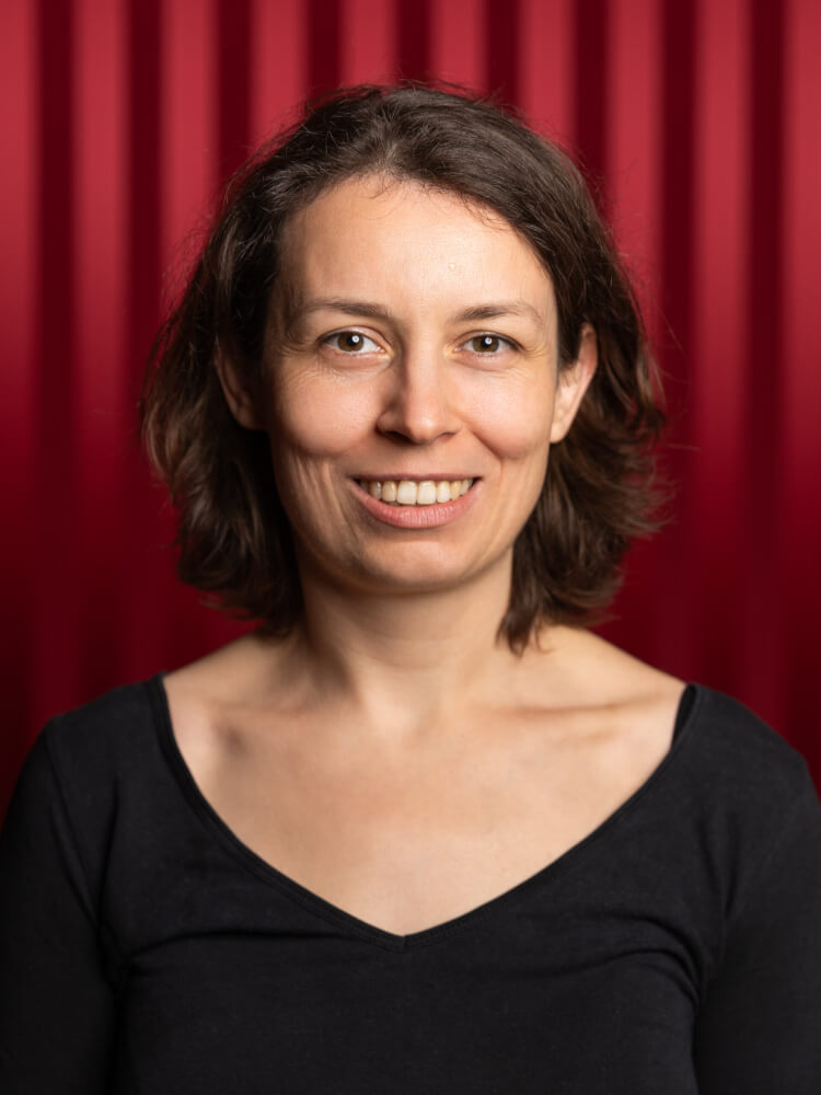 Zu sehen ist Maria Adriana Albu, Direktorin des Puppentheaters am Staatstheater Meiningen