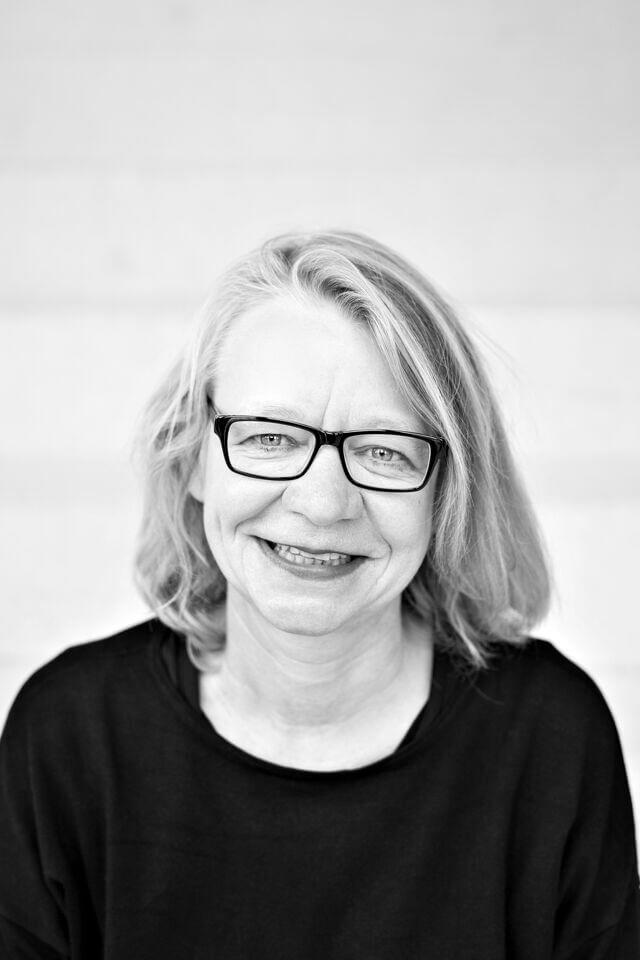 Zu sehen ist ein schwarz-weiß Porträt von Natascha Kalmbach, Leiterin Junges Theater am Theater und Orchester Heidelberg