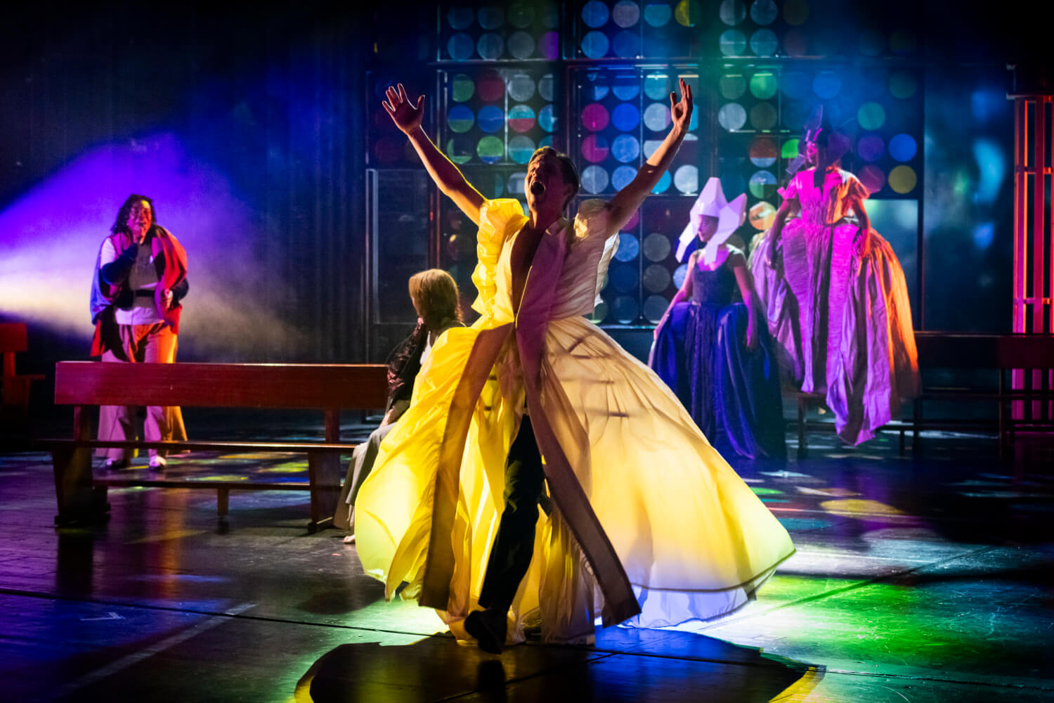 Benjamin Lillie und Ensemble in „All about Earthyuakes“