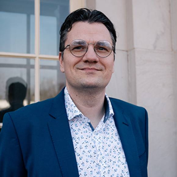 Zu sehen ist Dorian Dreher, Teamintendant und Operndirektor am Deutschen Nationaltheater Weimar