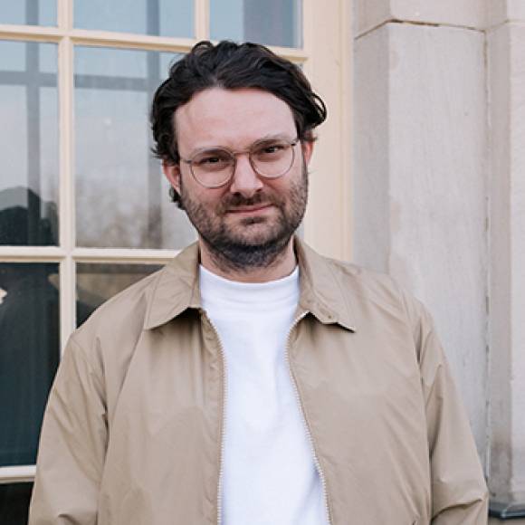 Zu sehen ist Timon Jansen, Teamintendant und Schauspieldirektor am Deutschen Nationaltheater Weimar