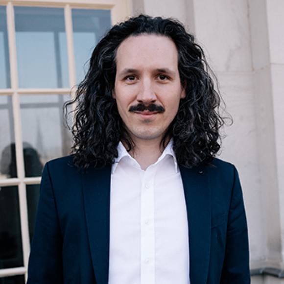 Zu sehen ist Valentin Schwarz, Teamintendant, künstlerischer Geschäftsfüher und Chefregisseur am Deutschen Nationaltheater Weimar