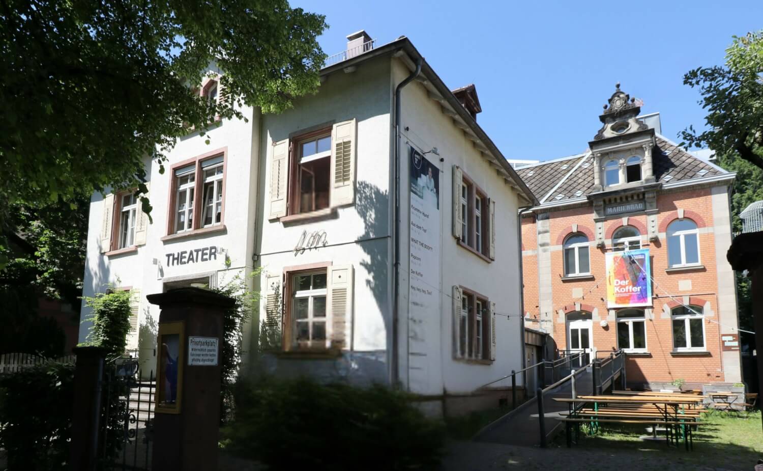 Zu sehen ist eine seitliche Außenansicht des Theater im Marienbad.