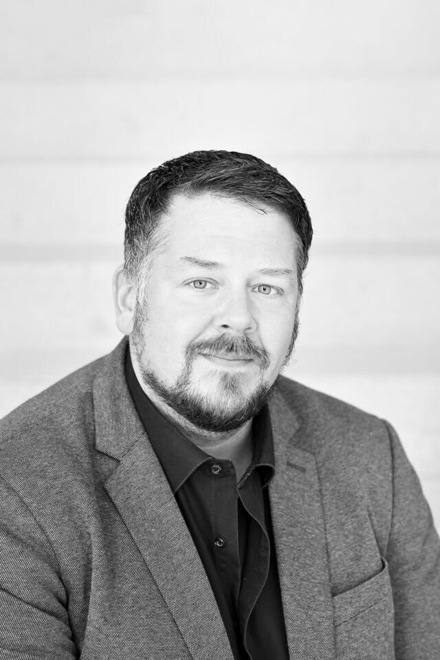 Zu sehen ist ein schwarz-weiß Porträt von Thomas Böckstiegel, Operndirektor am Theater und Orchester Heidelberg