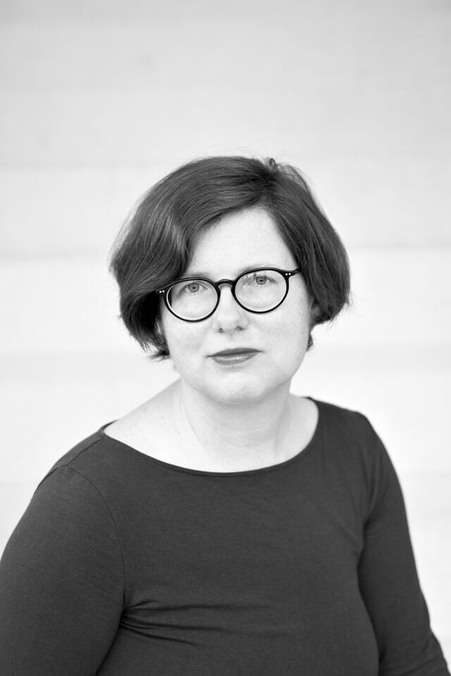 Zu sehen ist ein schwarz-weiß Porträt von Ulrike Schumann, Operndirektorin am Theater und Orchester Heidelberg