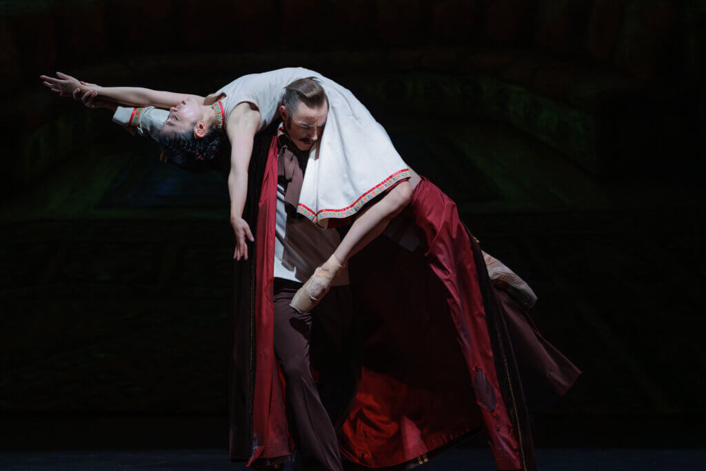 Szenenfoto von „Unreines Blut“ an den Bühnen Halle in der Choreografie von Bojana Nenadović Otrin. Ein Tänzer trägt eine Tänzerin über seine Schultern gelegt.